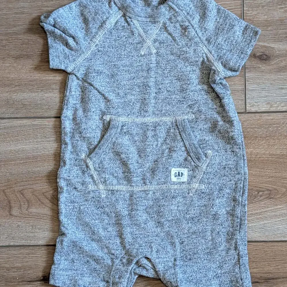 Baby Gap Gray Marled Short Sleeve Romper with Kangaroo Pocket 6-12 Months